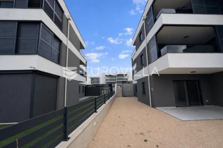 Pag, Šimuni, dvosoban apartman s vrtom 120 m od mora