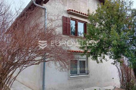 Kastav, kuća s okućnicom 820 m², samostojeća sa 3 stana, trosobna 90 m²