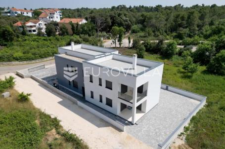 Zadar, Zaton, trosoban stan s krovnom terasom, 50 m od mora