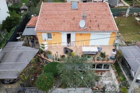 Umag, Murine, samostojeća kuća s dva odvojena stana na mirnoj lokaciji