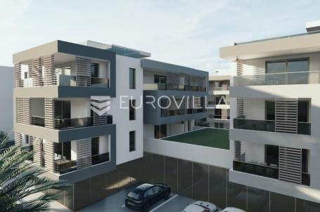 Split, Podstrana | dvosoban stan na prvom katu s garažnim mjestom