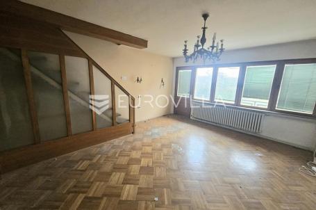 Osijek, Donji grad, kuća s garažom na tri etaže za adaptaciju