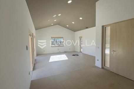 Istra, Majkusi, moderna prizemnica 160 m² s grijanim bazenom i uređenom okućnicom