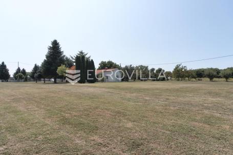 Osijek, Tvrđavica, zemljište s kućom 6924 m² izlaz na dvije ceste, 40 m fronte