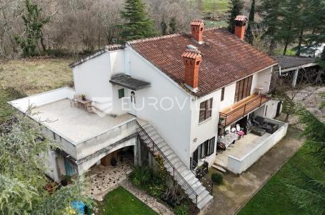 Istra, Poreč, Idealna nekretnina za život ili najam: dvije jedinice, garaža i velika parcela
