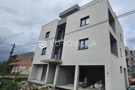 Kaštela, penthous 143 m² trosoban stan s teresaom i garažom