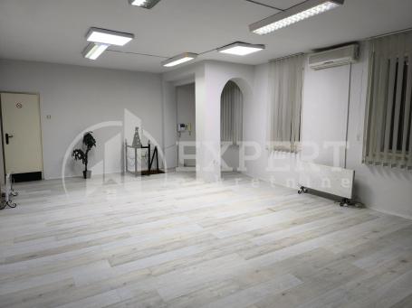 Izdaje se poslovni prostor u centru, 70m2