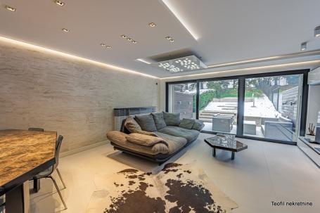 CUKARICA BANOVO BRDO 305m2 , dvorište ,1325000e