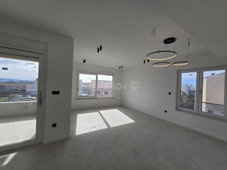Prodaja, trosoban stan u luksuznom resortu, Kaštela