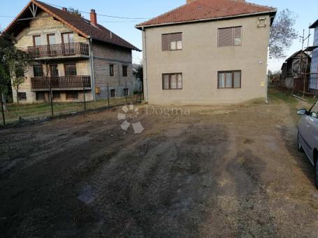 Kuća od 267 m2, na placu od 44 ara u Inđiji