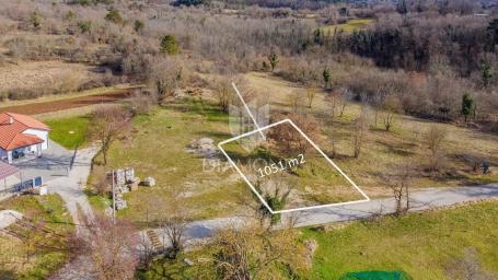  Buje, predivno zemljište od 1051 m² na mirnoj lokaciji!