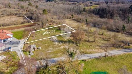  Buje, predivno zemljište površine 1096 m² na mirnoj lokaciji!