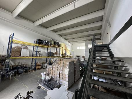 Izdaje se - hala sa kancelarijama - paletni regali  - Industrijska zona