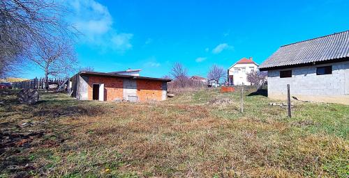 Baćevac, započeta gradnja, kod magistrale na 12. 25 a .. 