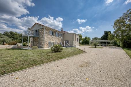 Istra, Višnjan- ekskluzivna vila 300m2 na 7.000 m² 