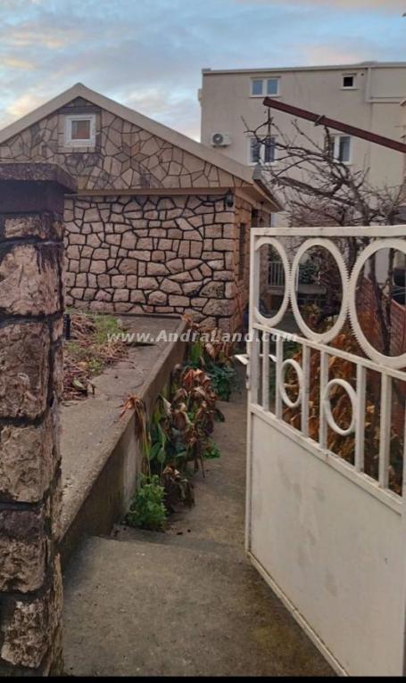 Na prodaju porodična kuća u Dobrim Vodama – Bar | 127m² | Plac 220m² | Odlična lokacija