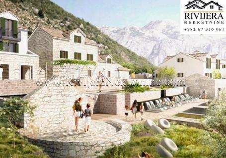 Na prodaju stara kamena kuca sa velikim placem Morinj Kotor