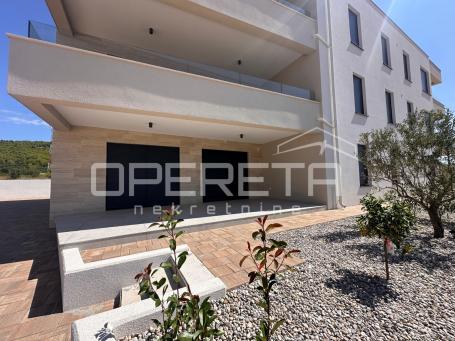 Dvosobni stan u Tribunju s vrtom i terasom, 95,55 m2