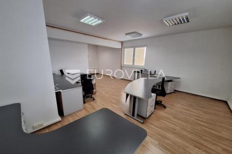 Karlovac, Ilovac, poslovna zgrada 530 m² s uredima i skladištem, odlična lokacija