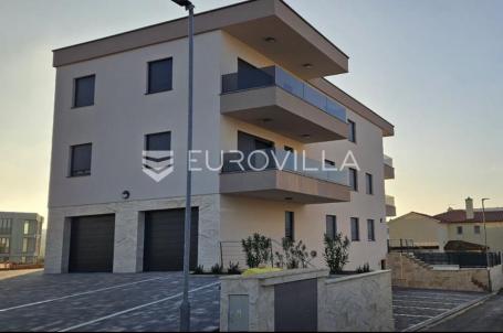 Istra, Banjole, četverosoban stan u novogradnji na prvom katu,108.36 m² s otvorenim pogledom na more