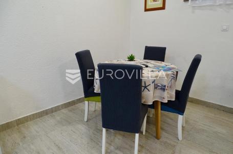 Krk, Malinska, kompletno namješten studio apartman površine 36.27 m², okućnica 77 m²