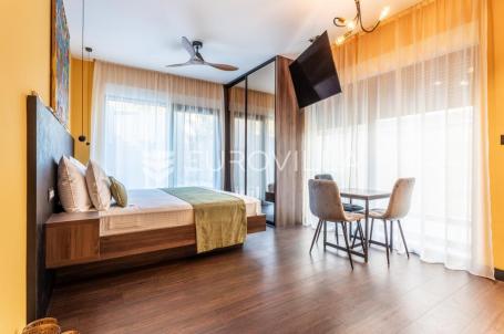 Podstrana, apartmanska vila s bazenom i krovnom terasom