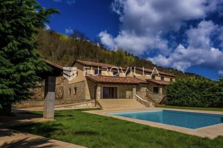Ičići, Poljane, dvojna vila s bazenom, panoramskim pogledom i velikom okućnicom