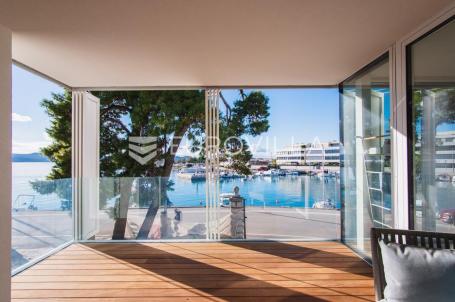 Zadar, prvi red uz more — luksuzna dizajnerska vila s rooftop terasom