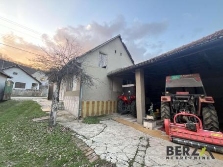BEOČIN - KUĆA OD 74M2 NA PLACU OD 885M2 UZ POTOK - IDEALNA ZA RENOVIRANJE I BEG U PRIRODU