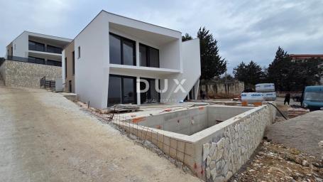 CRIKVENICA, JADRANOVO - Moderna dvojna vila s bazenom i pogledom na more, 135m2