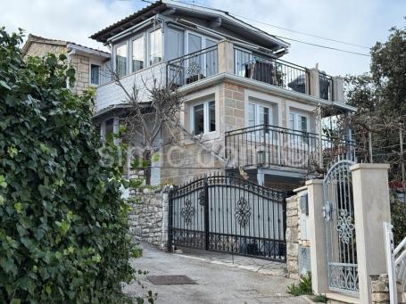 Kamena kuća u dobrom stanju, na prodaju, Supetar