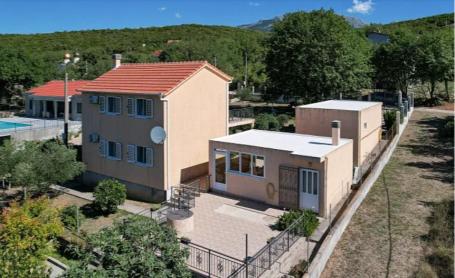 Kuća 169m2 sa imanjem 1.450m² i voćnjakom – Kovači, Kotor
