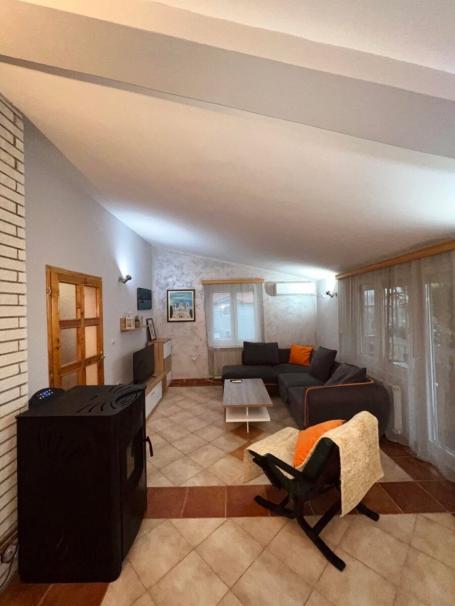 Trosoban stan u sklopu kuće, 100m2, Zabjelo
