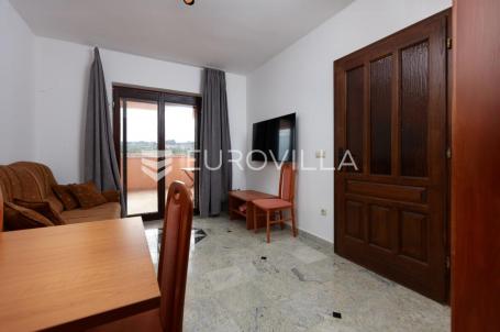 Krk, uređen trosoban apartman s prostranom terasom
