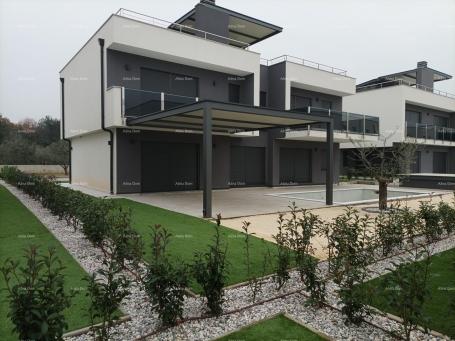 Kuća Moderna vila za odmor u zatvorenom kompleksu sa vilama na samoj obali mora. 