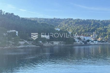 Šolta, hotel za rekonstrukciju prvi red do mora
