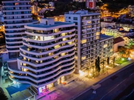 Prostran studio stan sa pogledom na more u Rafailovićima, Budva
