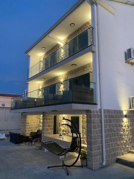 Izdavanje, Kuća, 200m2 , Tivat