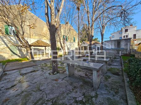 Ulični poslovni prostori uz glavnu cestu, Kaštel Gomilica