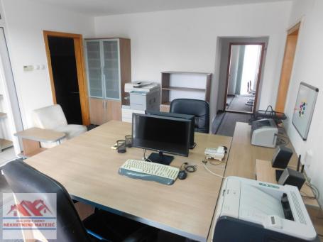 IZDAVANJE POSLOVNI PROSTOR 74M2 U ŠIREM CENTRU- 3 OPREMLJENE KANCELARIJE, KUHINJA--700 E+ DEPOZIT