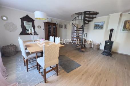 Istra, Novigrad okolica, šarmantan prostrani stan sa terasom, vrtom i malim odvojenim apartmanom