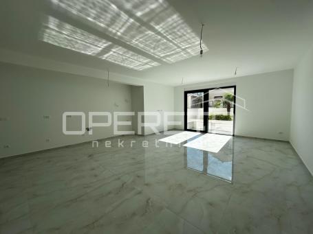 Stan 89 m² u novogradnji s bazenom, vrtom i garažnim mjestom – Okrug Gornji
