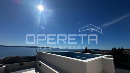Penthouse u Okrugu Gornjem s krovnim bazenom i pogledom na more