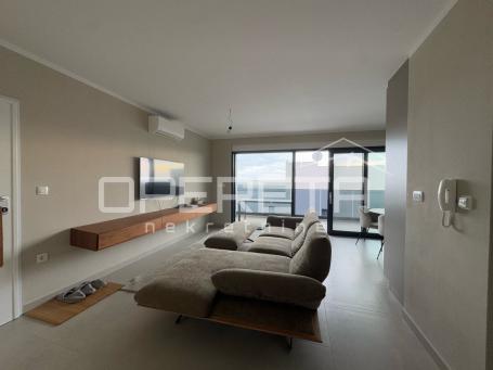Penthouse u Okrugu Gornjem s krovnom terasom i pogledom na more