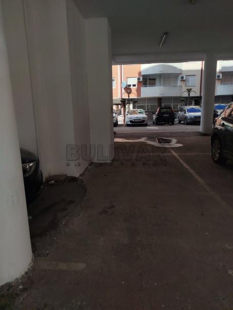 Izdaje se garažno mesto u centru grada, 14m2