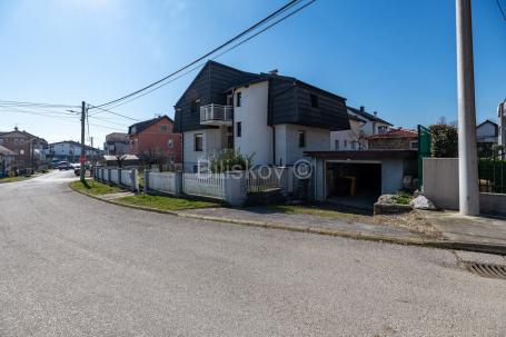 Prodaja, Sesvete, kuća površine 260 m², sagrađena 1986. 