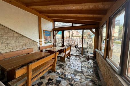 Istra, Umag, uhodana konoba površine 120 m² s vanjskom terasom površine 130 m²