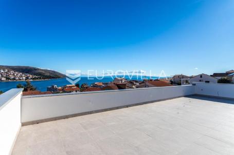 Čiovo, Okrug Gornji, trosoban penthouse s prostranim terasama i pogledom na more, 88.57 m²