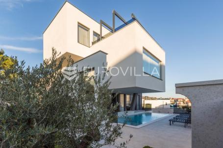 Medulin, besprijekornog luksuzna vila 400 m² s bazenom, 300 m od plaže