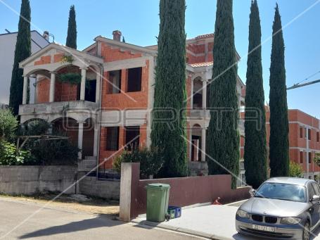 Roh-bau kuća u Diklu s 6 stambenih jedinica i pogledom na more 